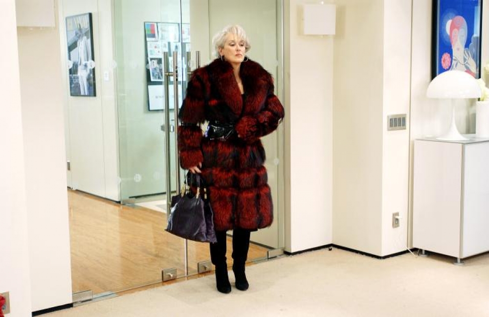 Meryl Streep bil-coat disinjat minn Izzie Camilleri fil-film the Devil's wear Prada