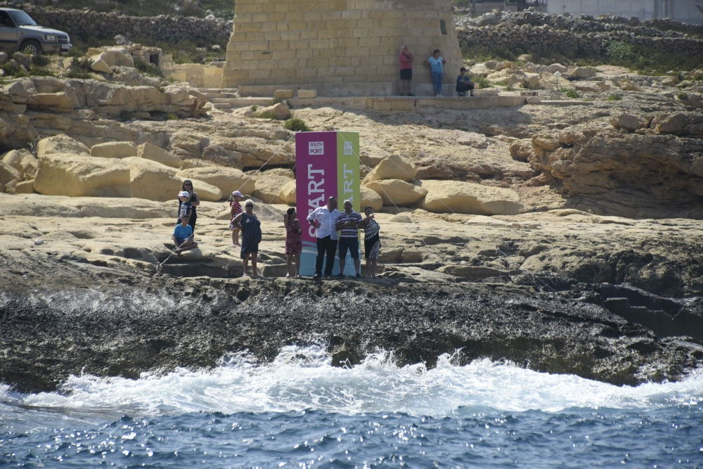 Diversi persuni niżlu max-xatt sabiex isellmu lil Muscat waqt li kienet għaddejja bl-għawma fin-nofsinhar ta' Malta