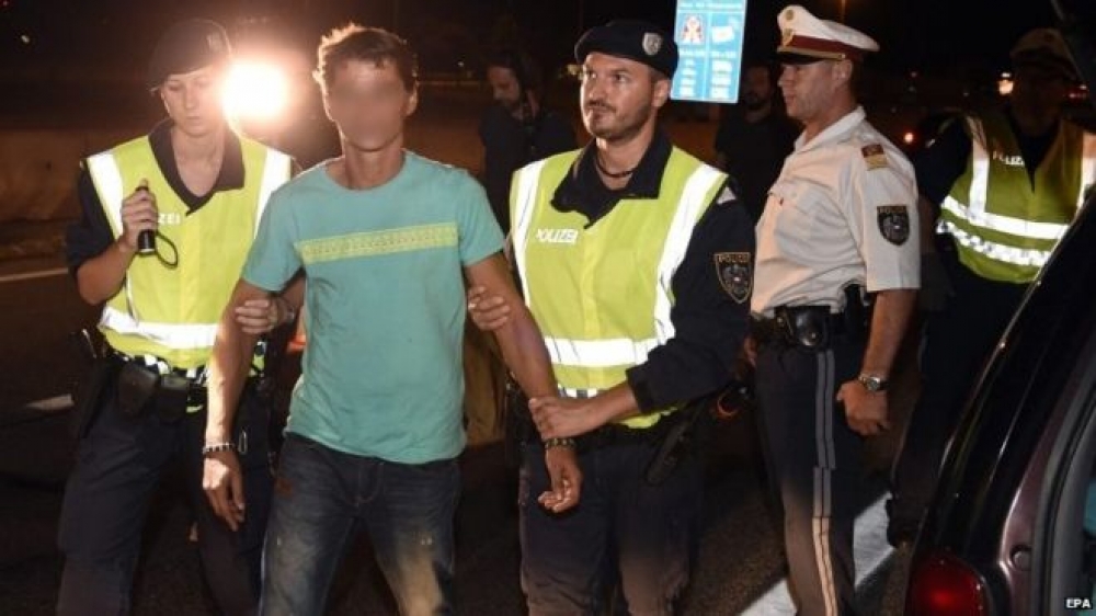 raġel arrestat mill-Pulizija Awstrijaka  wara li nqabad jittrasporta 11-il immigrant  (Ritratt mis-sit BBC)