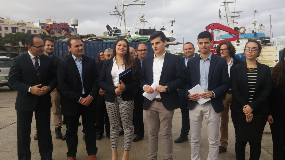 Il-membri tal-Front favur il-Mina flimkien mal-MP Franco Mercieca u Chris Said