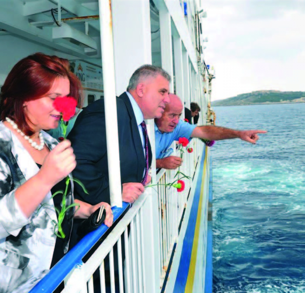 Il-Ministru flimkien ma’ qraba u mistednin distinti tefgħu fjuri fil-baħar