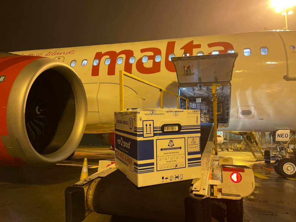 L-ewwel konsenja tal-vaċċin ta' Moderna malli waslet Malta
