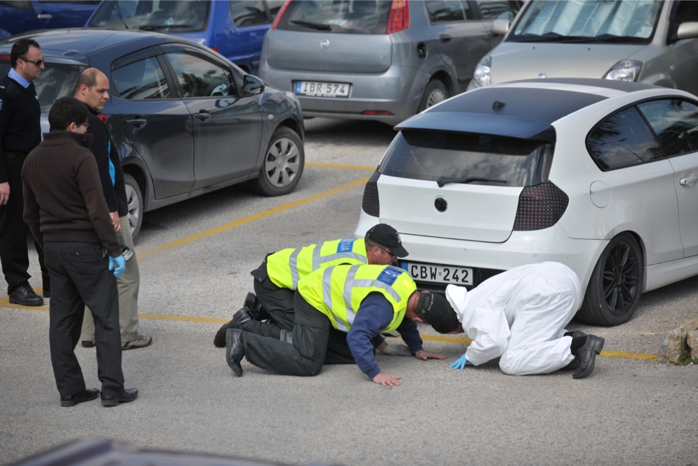 Il-karozza BMW qed tiġi elevata mill-Pulizija.