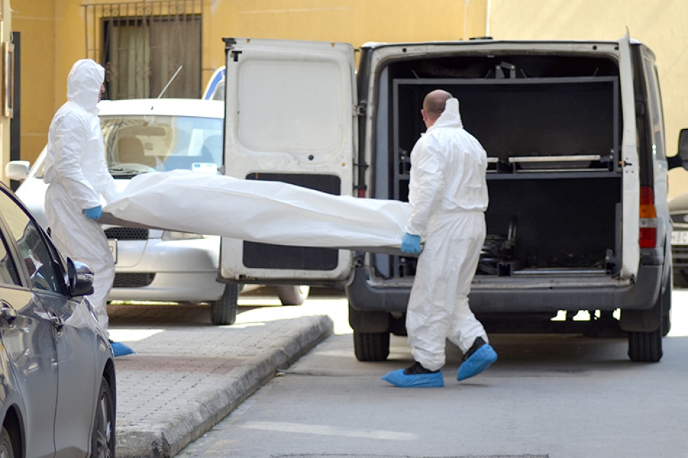 Il-kadavru tal-mara qed jiddaħħal fil-hearse tal-Pulizija. Ritratt John Pisani