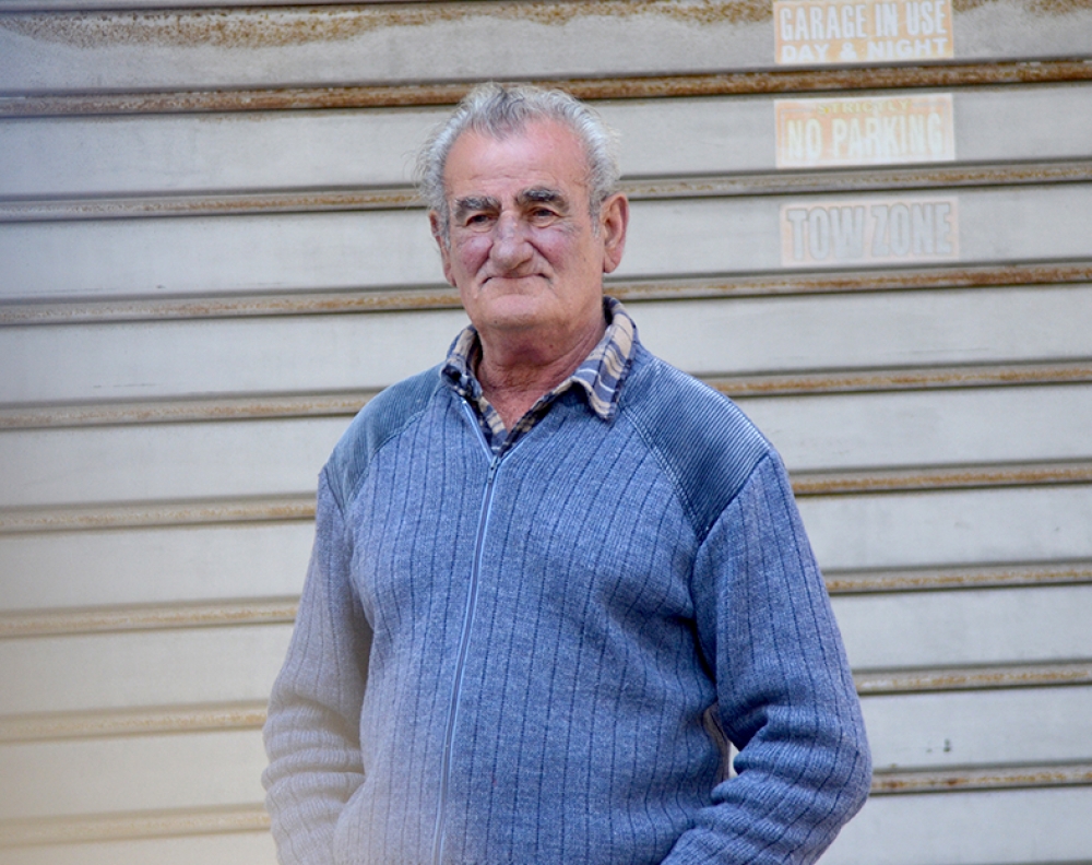 Missier il-vittma mbikkem bil-qtil ta' bintu.  Ritratt John Pisani