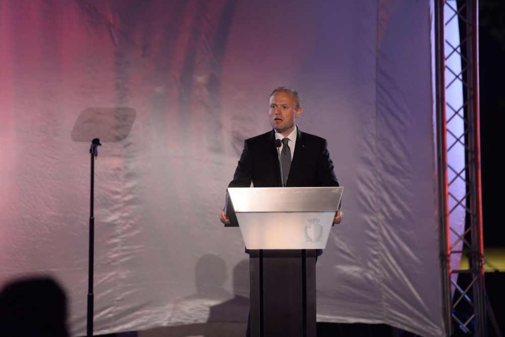 Il-PM Muscat iwassal il-messaġġ tiegħu bil-monument ta' Mintoff warajh