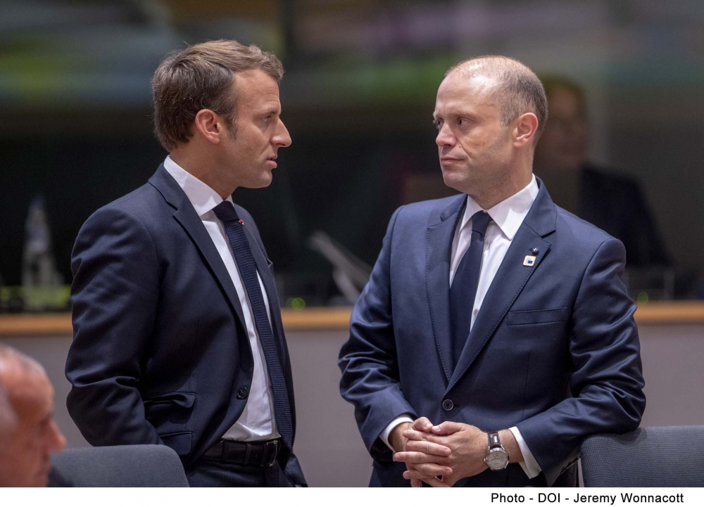 Il-PM Joseph Musat waqt il-Kunsill, hawn jidher mal-President Franċiż Emmanuel Macron