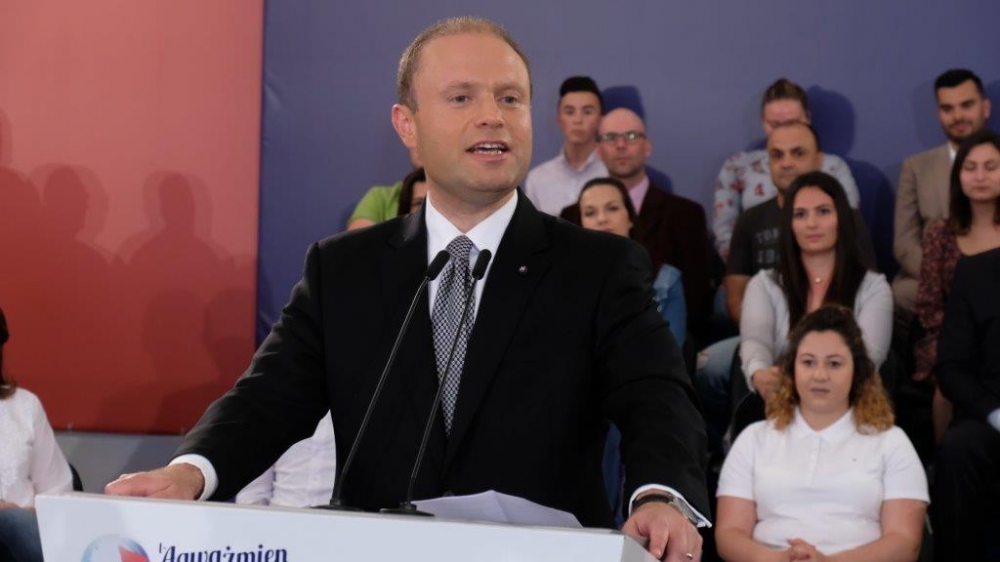 Joseph Muscat fil-Qawra jerġa jisfida lil Busuttil
