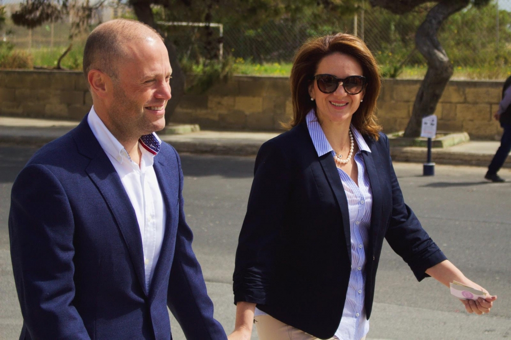 Il-PM Joseph Muscat u martu Michelle Muscat jivvutaw f'Burmarrad | Ritratt: Liam Carter