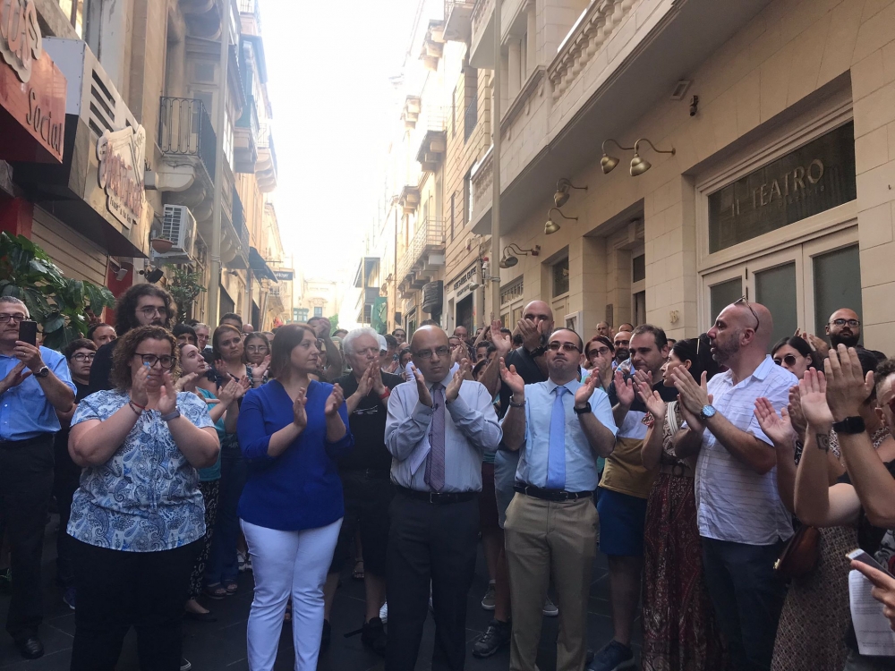 Il-folla li nġabret quddiem l-iskola dalgħodu f'appoġġ lejn Mallia
