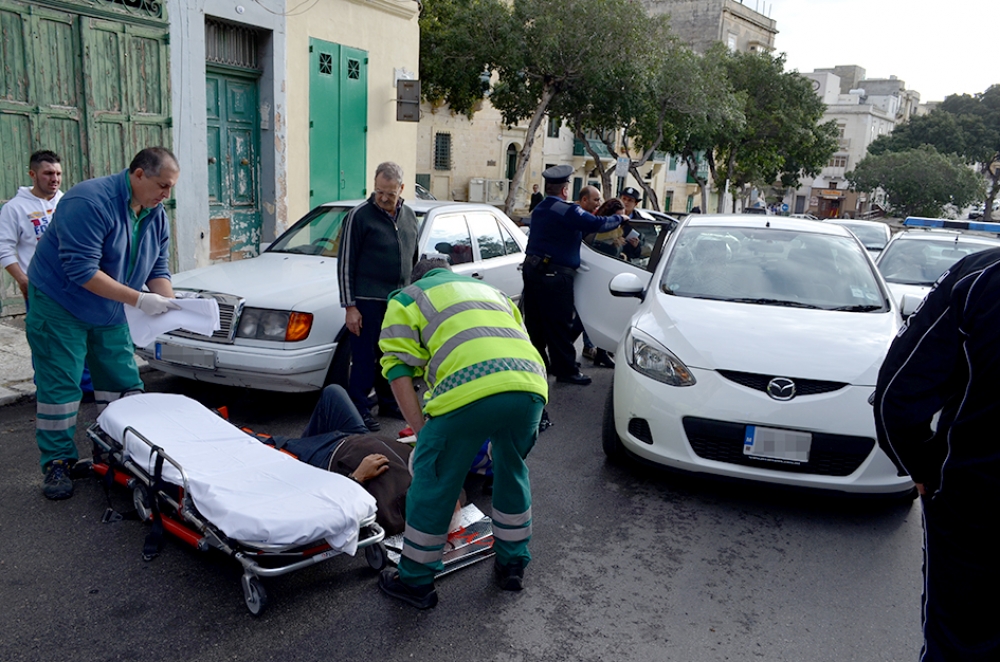 It-tim mediku jagħti l-ewwel għajnuna lill-anzjan. Ritratt John Pisani