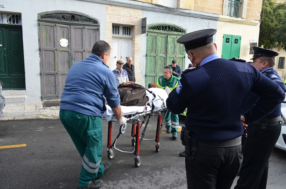 L-anzjan qed jiddaħħal fl-ambulanza. Ritratt John Pisani