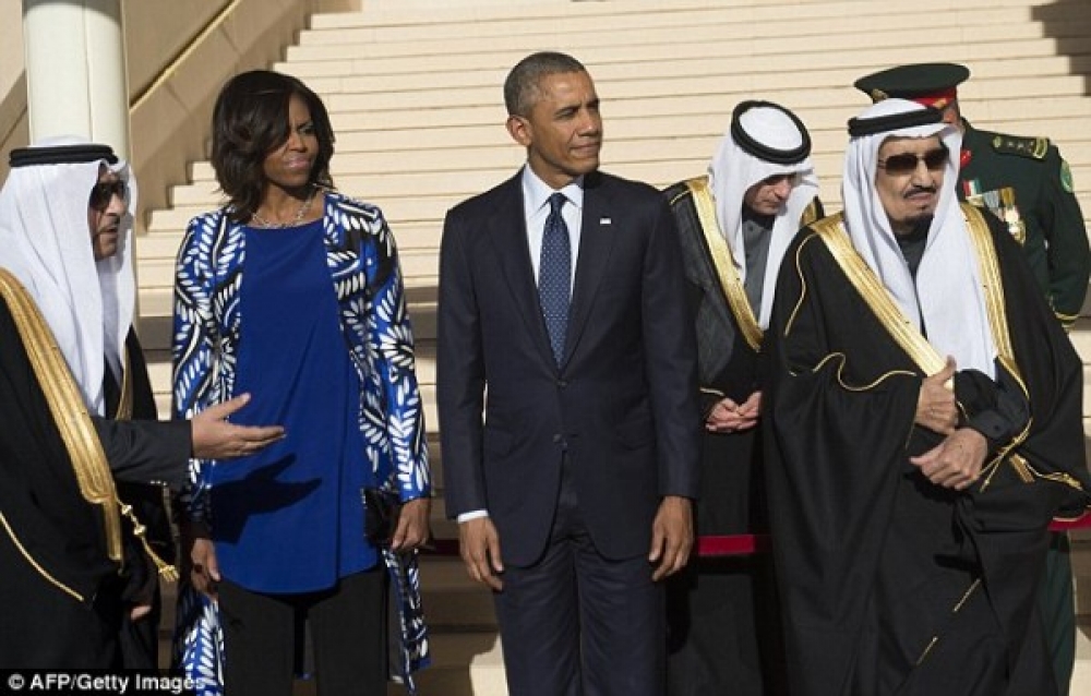 Michelle Obama libset libsa blu b'ġakketta fjurita