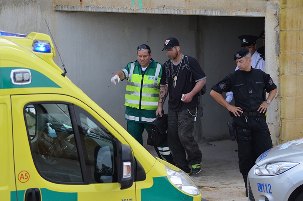 Ir-raġel qed jiddaħħal fl-ambulanza. Ritratt John Pisani