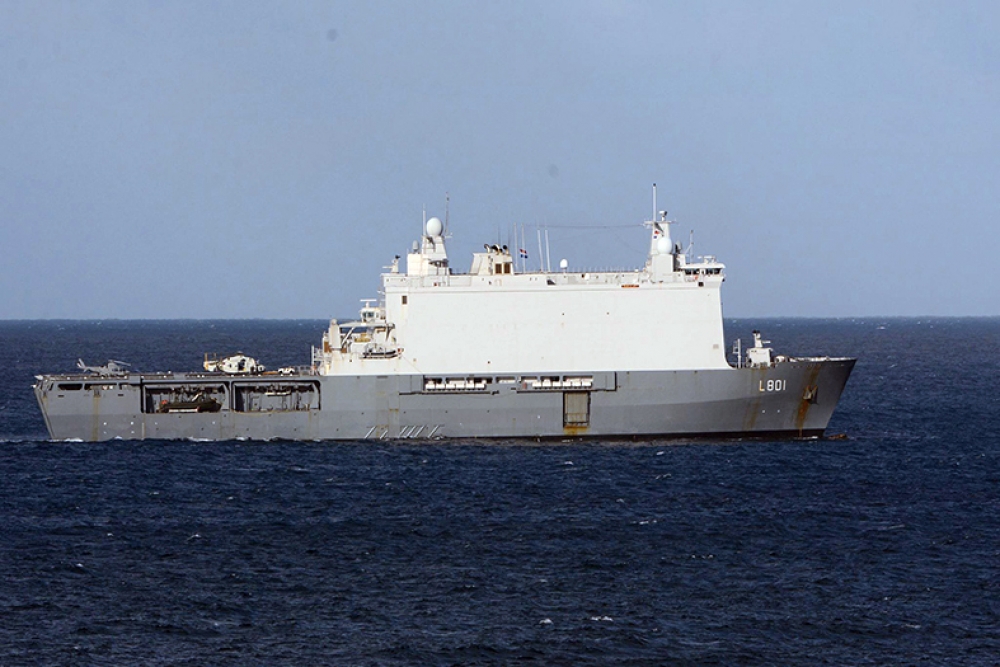 L-HNLMS Johan de Witt barra mill-kosta ta' Pembroke. Ritratt qarrej