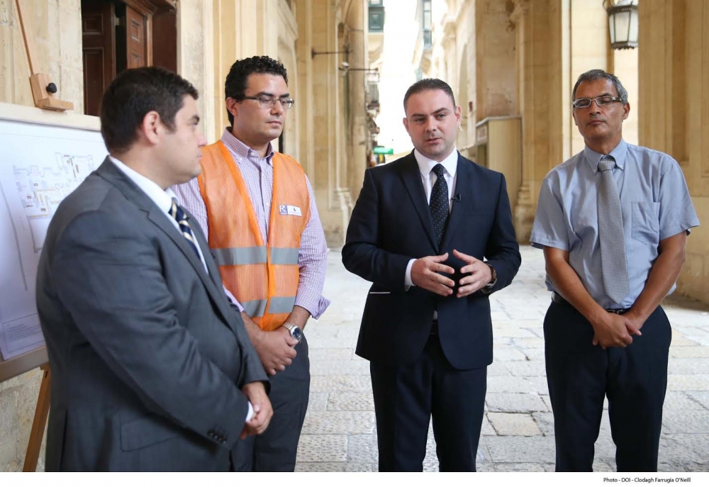 Il-Ministru Owen Bonnici u s-sindku tal-Belt Alexiei Dingli jżuru s-sit ta’ Cafè Premier li se jsir l-uffiċċju tal-Kunsill Lokali