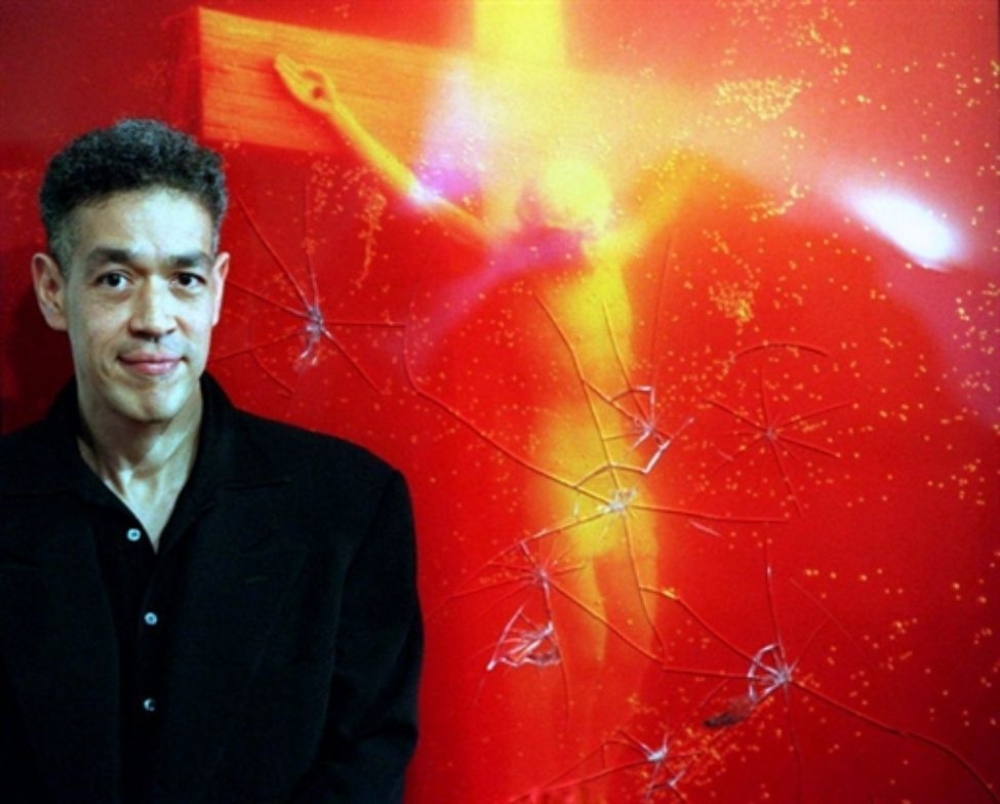 Fl-1987, l-artist Andres Serrano esebixxa ritratt ta’ kurċifiss żgħir tal-plastik jgħum f’reċipjent trasparenti mimli bl-awrina ta’ Serrano nnifsu