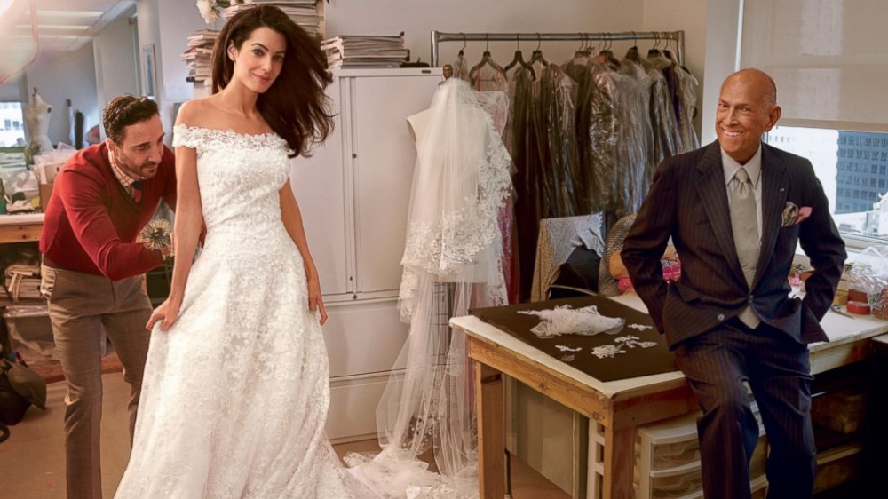 De la Renta waqt il-provi finali tal-liebsa tat-tieġ tal-futura Sinjura Clooney