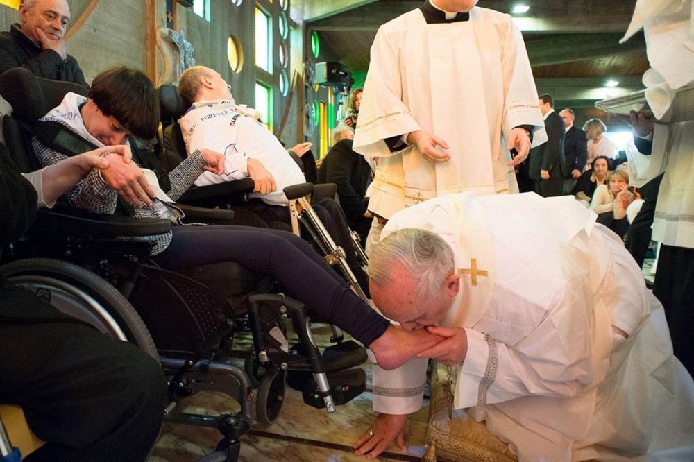 Il-papa Franġisku jaħsel saqajn persuni b'diżabilita'