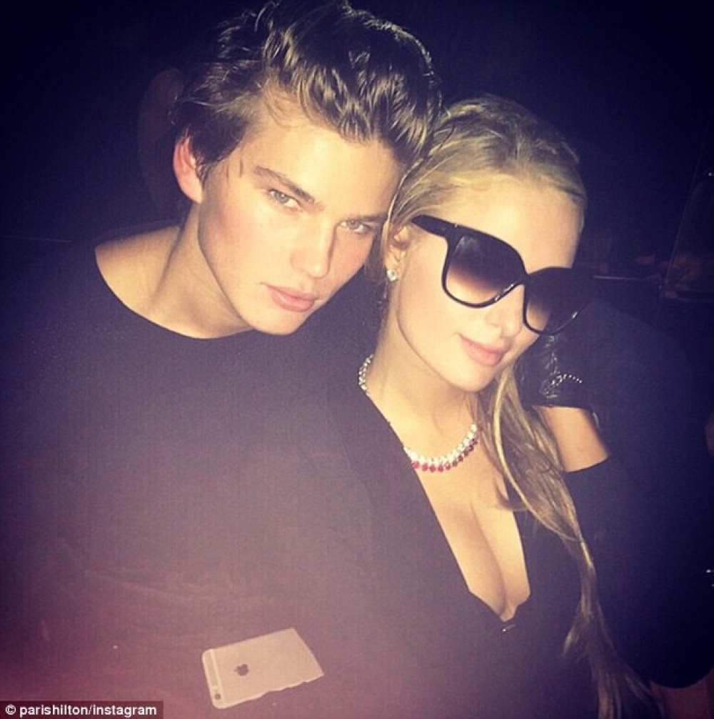 Paris Hilton ma' Jordan Barrett