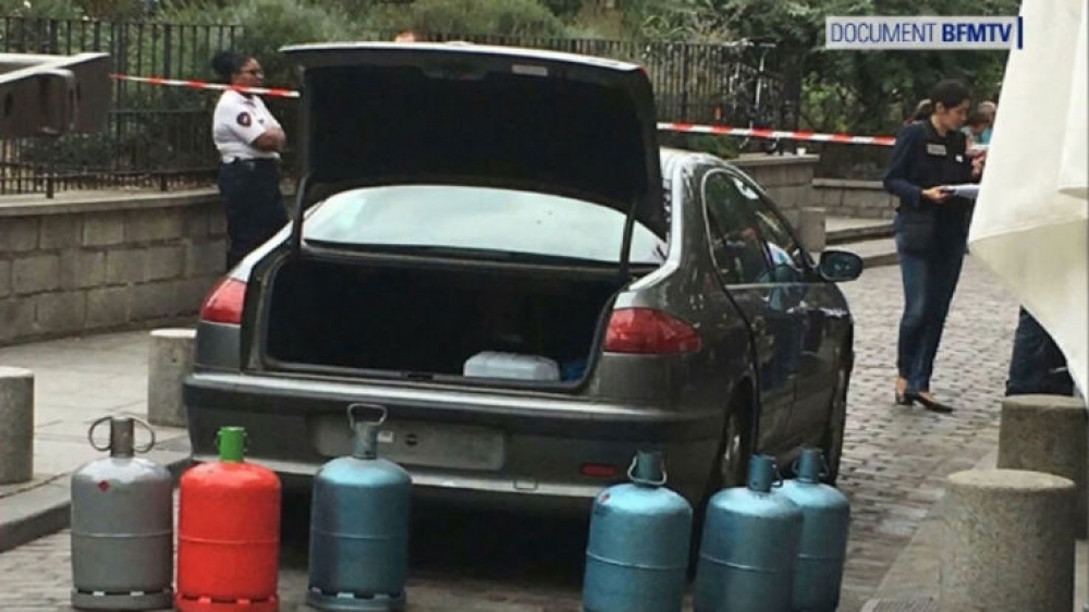 Karozza mgħobbija b'ċilindri tal-gass, pjanati biex jintużaw għal attakk terroristiku, instabet Pariġi