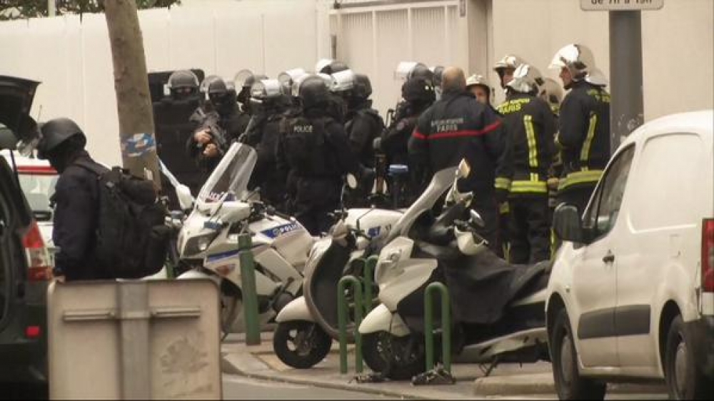 Il-Pulizija waqt l-operazzjoni tagħhom f'Pariġi wara t-tieni attakk bi sparaturi f'jumejn
