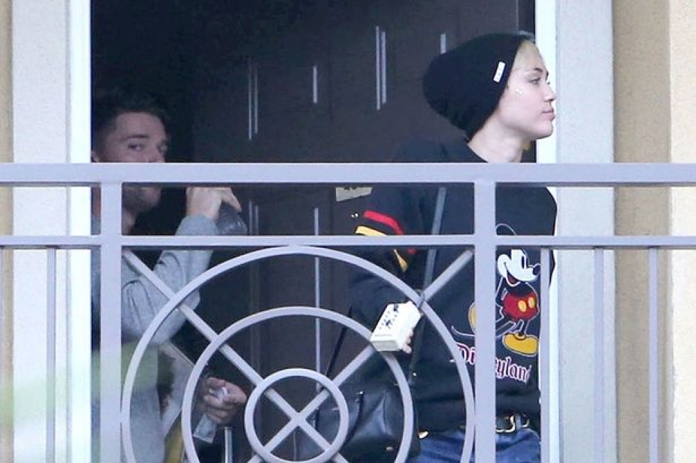 Cyrus ħierġa mill-appartament ta' Patrick Schwarzenegger