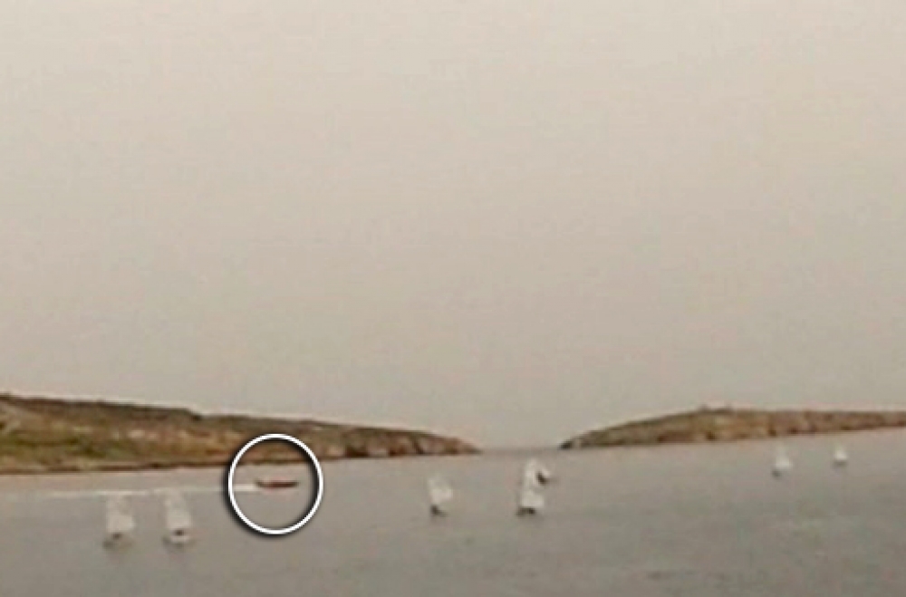 Waħda mill-powerboats għaddej qrib ħafna ta' tfal waqt it-taħriġ tal-ibburdjar fil-Bajja ta' San Pawl il-Baħar.