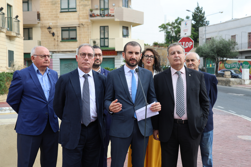 Mark Anthony Sammut flimkien mal-MP Joe Giglio  u kunsilliera tal-Imsida waqt konferenza tal-aħbarijiet dwar il-proġett tal-Wied tal-Imsida