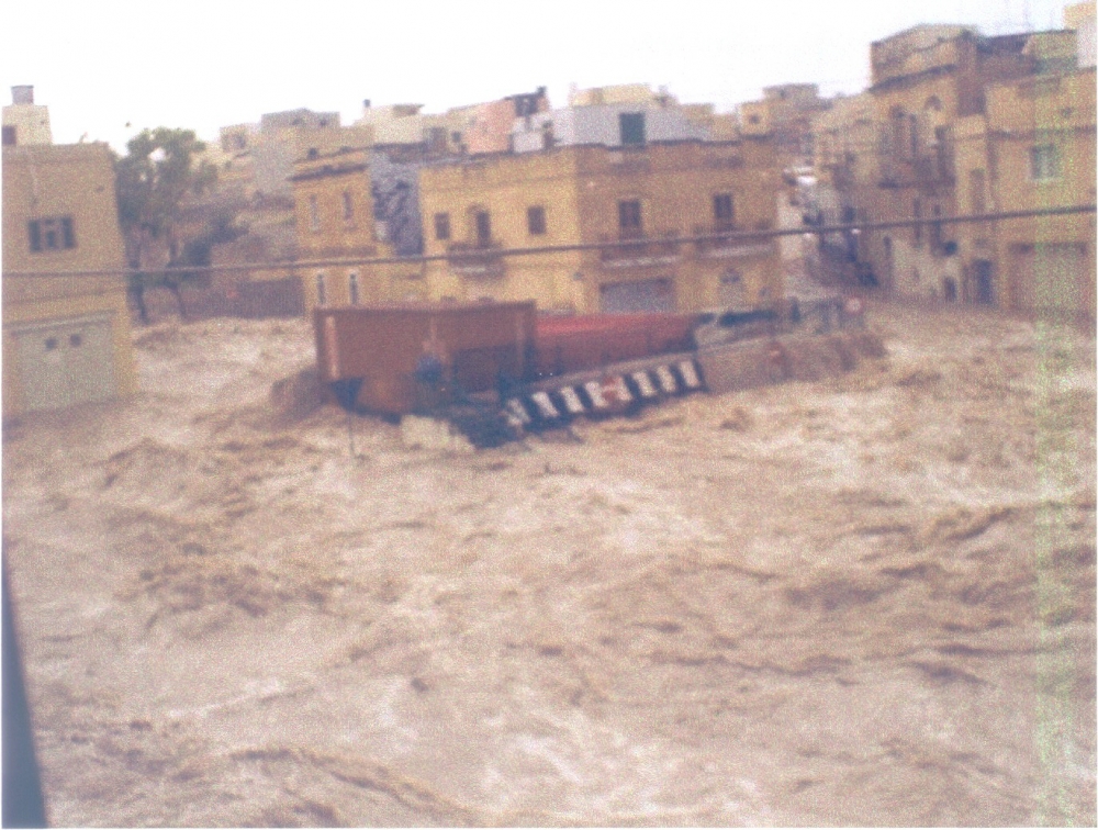 Trakk jaħbat mal-pont l-antik ta' Triq il-Wied