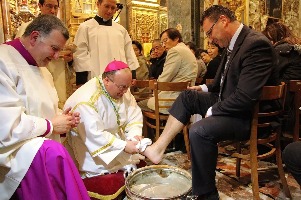 L-Arċisqof Scicluna jaħsel riġlejn id-deputat David Agius