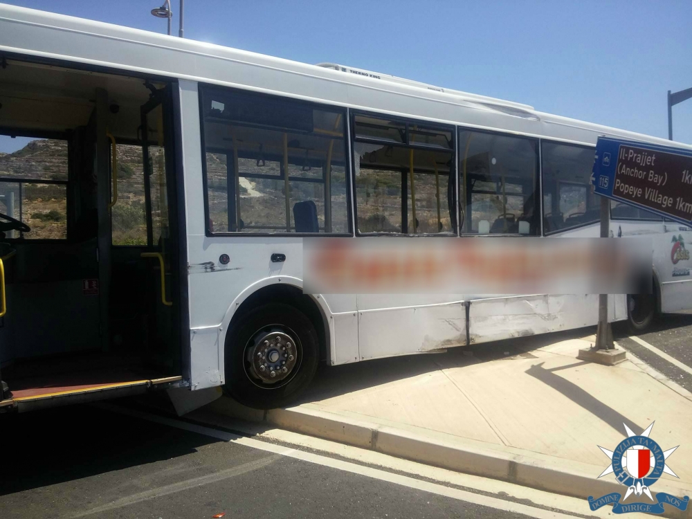 7 persuni jittieħdu l-isptar u tnejn oħra fiċ-ċentru tas-saħħa tal-Mosta wara ħabta bejn żewġ 'coaches'