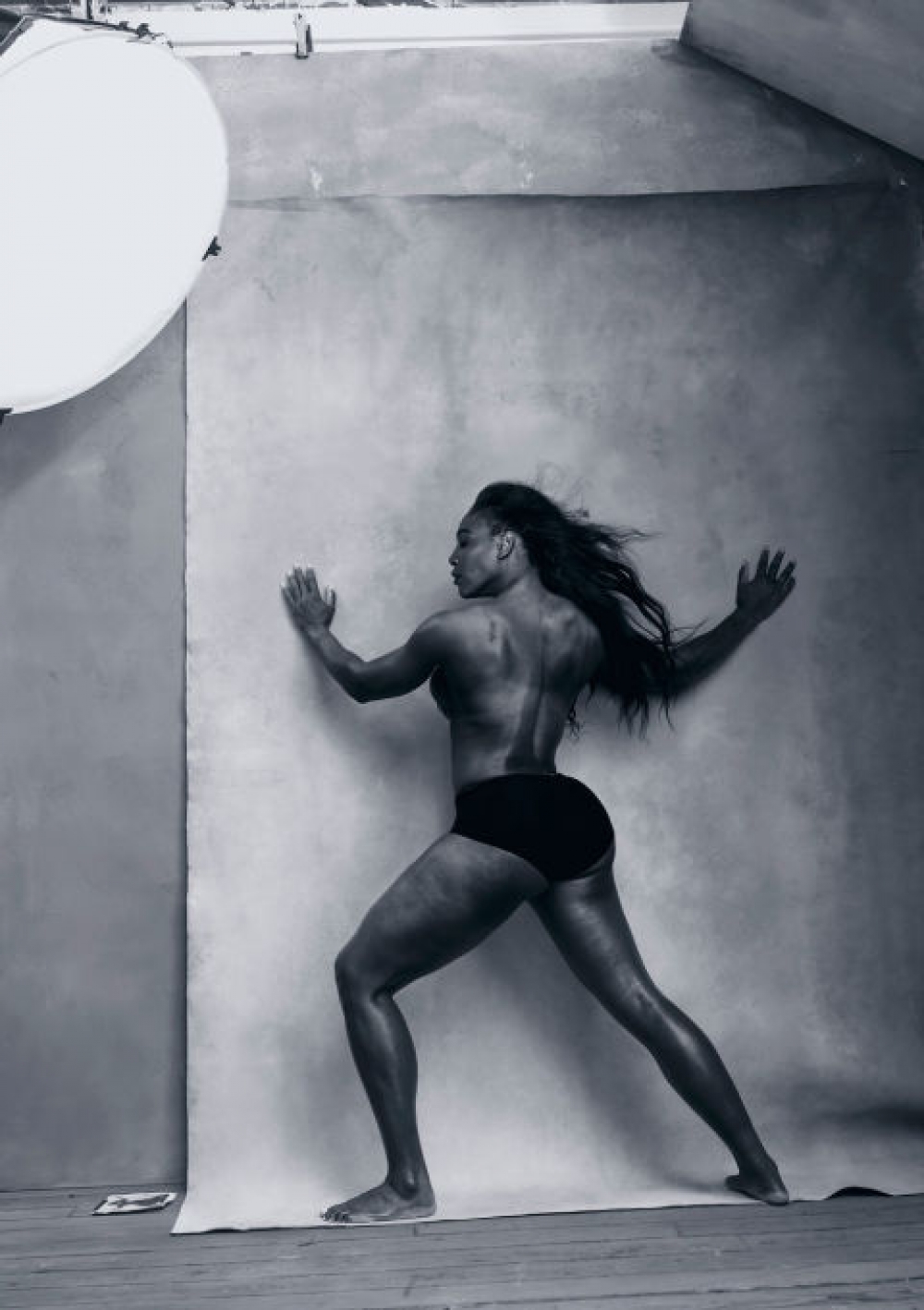 It-tennista Serena Williams tippoża għall-kalendarju