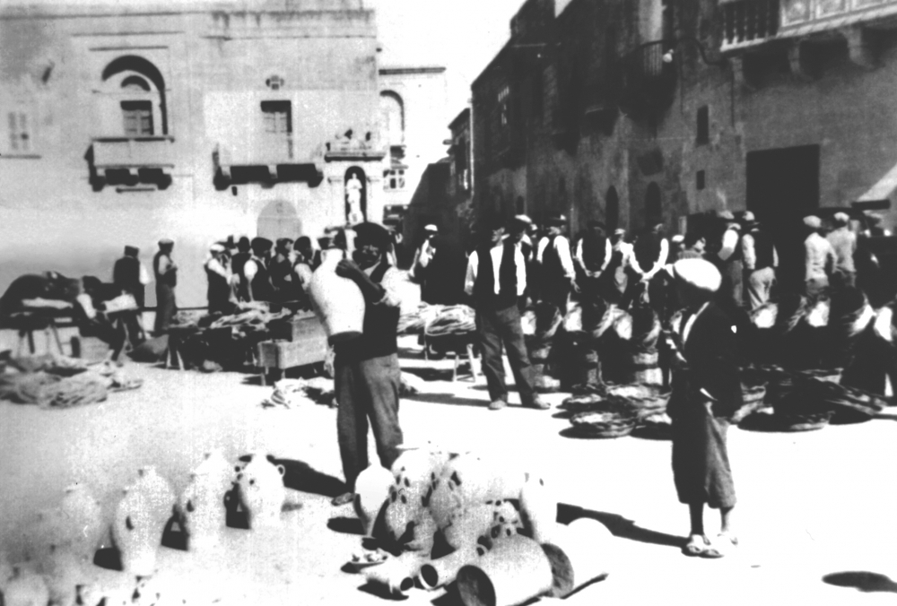 Pjazza Savina fejn kien isir kull tip ta’ negozju f’Għawdex