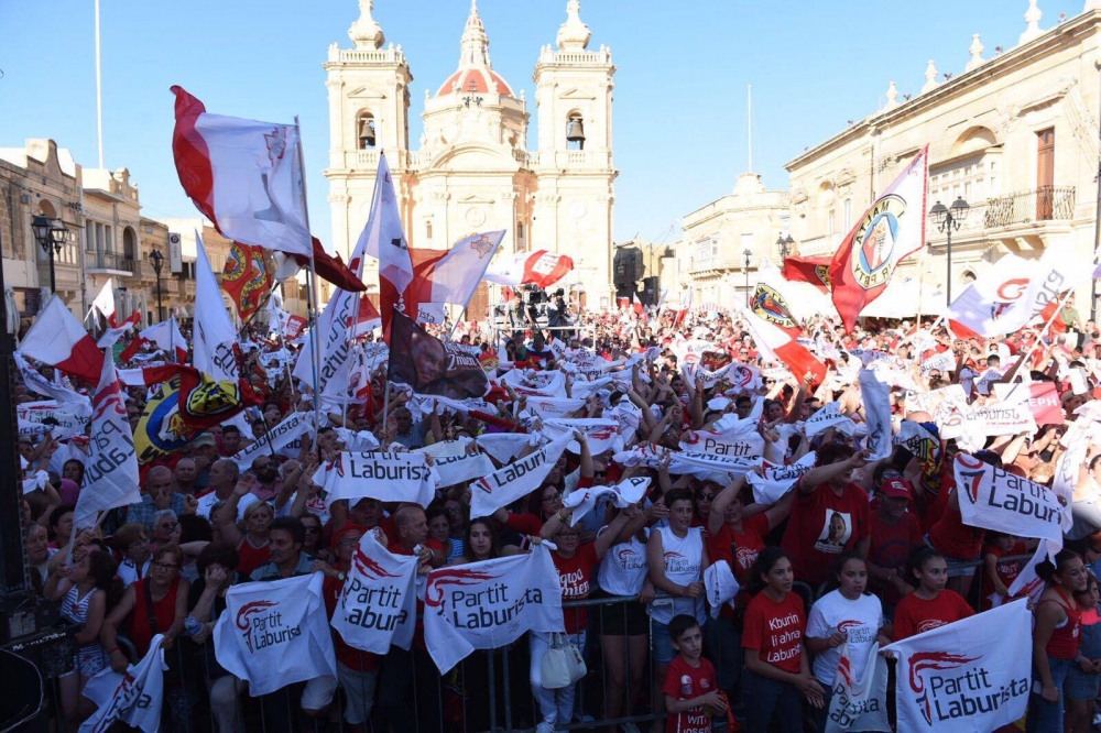 Parti mill-folla ta' partitarji fil-pjazza tax-Xagħra, Għawdex li għall-ewwel darba mistenni jagħti maġġoranza lill-PL | Ritratt James Bianchi