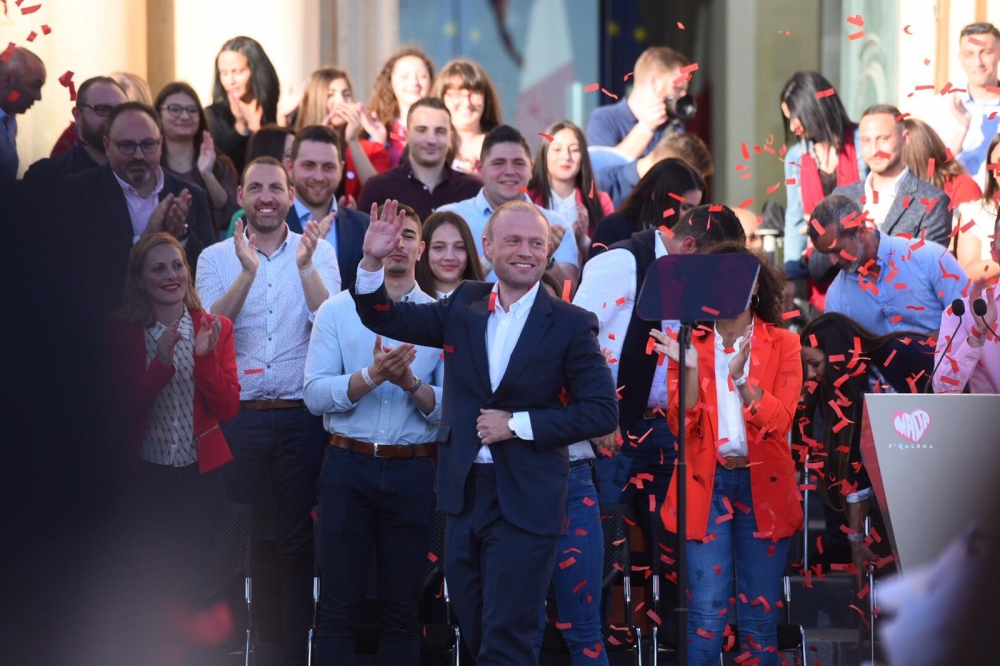 Joseph Muscat isellem lill-folla preżenti | Ritratt ta' James Biancji