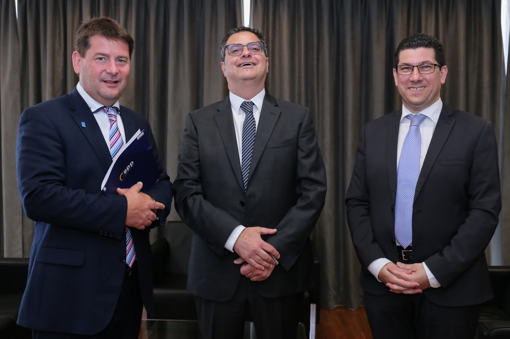 Il-Kap tal-PN Adrian Delia, f'laqħa mal-Viċi President tal-PPE Dara Murphy. Jidher ukoll is-segreatraju Ġenerali tal-PN Cyde Puli