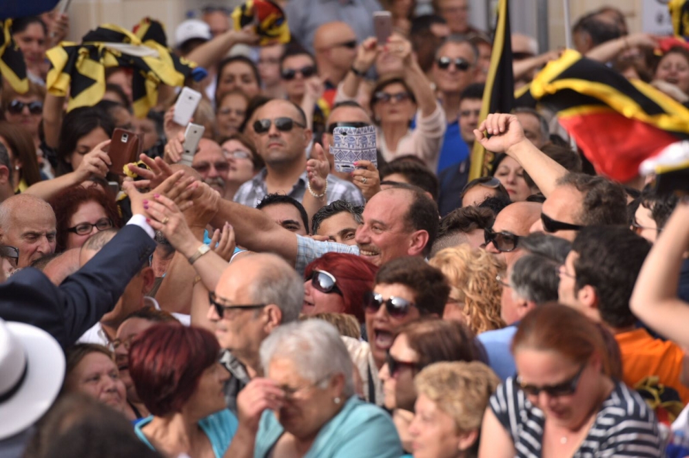 Godfrey Farrugia qalb il-folla fil-mass meeting f'Ħaż-Żebbuġ | ritratt: James Bianchi