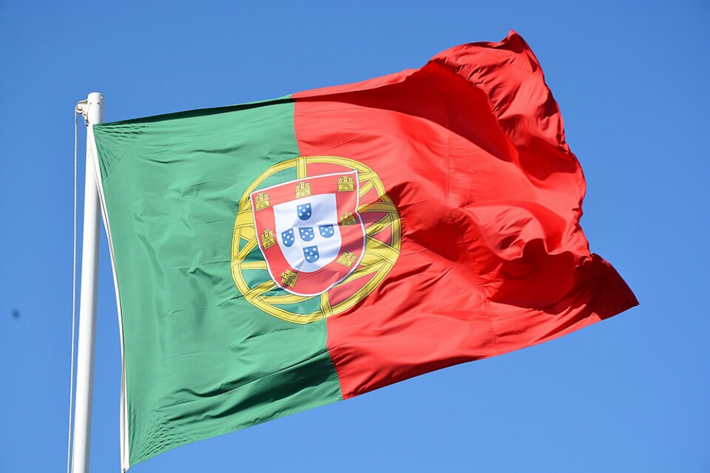 Eluf mistennija li jfakkru t-52 sena anniversarju tar-Rivoluzzjoni tal-Qronfol fil-Portugall