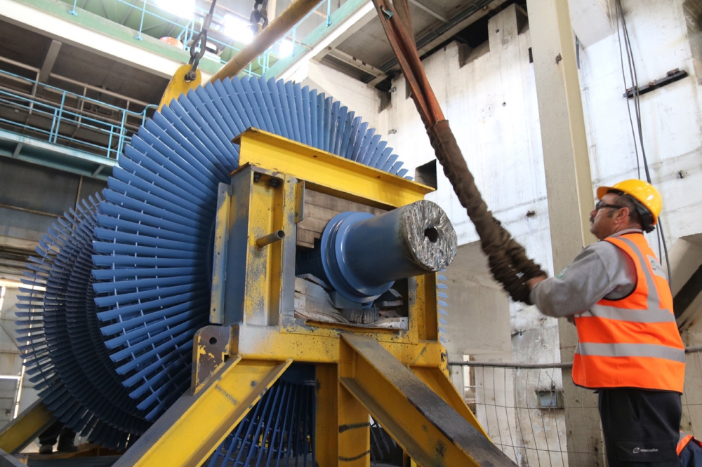 Ħaddiema ta’ Enemalta joħorġu waħda mit-turbini tal-Marsa Power Station sabiex tittieħed fil-post u titpoġġa f’parti mill-mafkar MMXVII.   