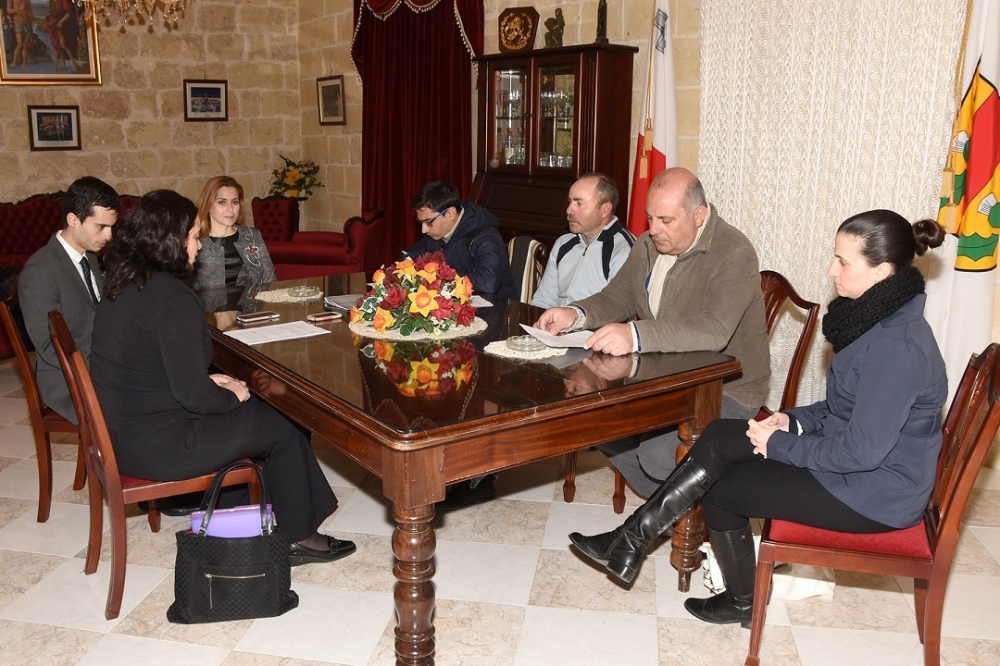 Ċentru fis-sala tas-Soċjetà Filarmonika Prekursur