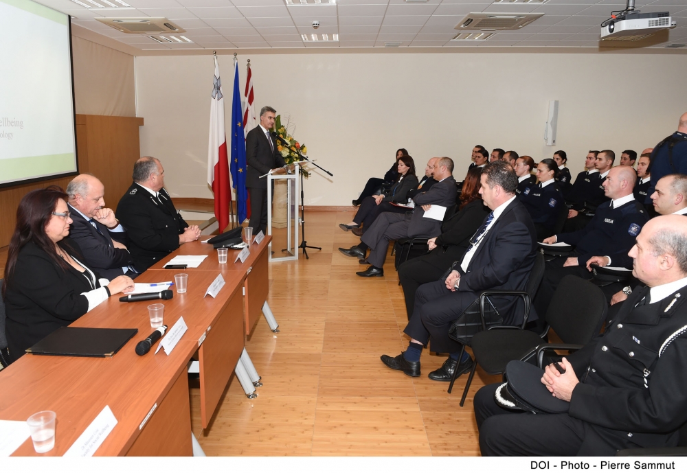 Il-Ministru Carmelo Abela waqt it-tnedija tal-kors. Ritratt DOI 