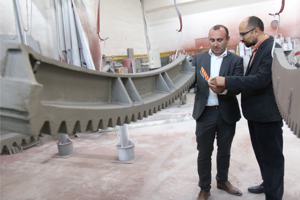 Il-Perit Godwin Agius, Enemalta plc, u Pierre Mifsud, mill-Istitut għall-Arti Kreattiva tal-MCAST, isegwu l-ħidma fuq il-biċċiet tal-ħadid li ntużaw fl-installazzjoni artistika fuq l-Għolja tal-Ġiżwiti, l-Marsa