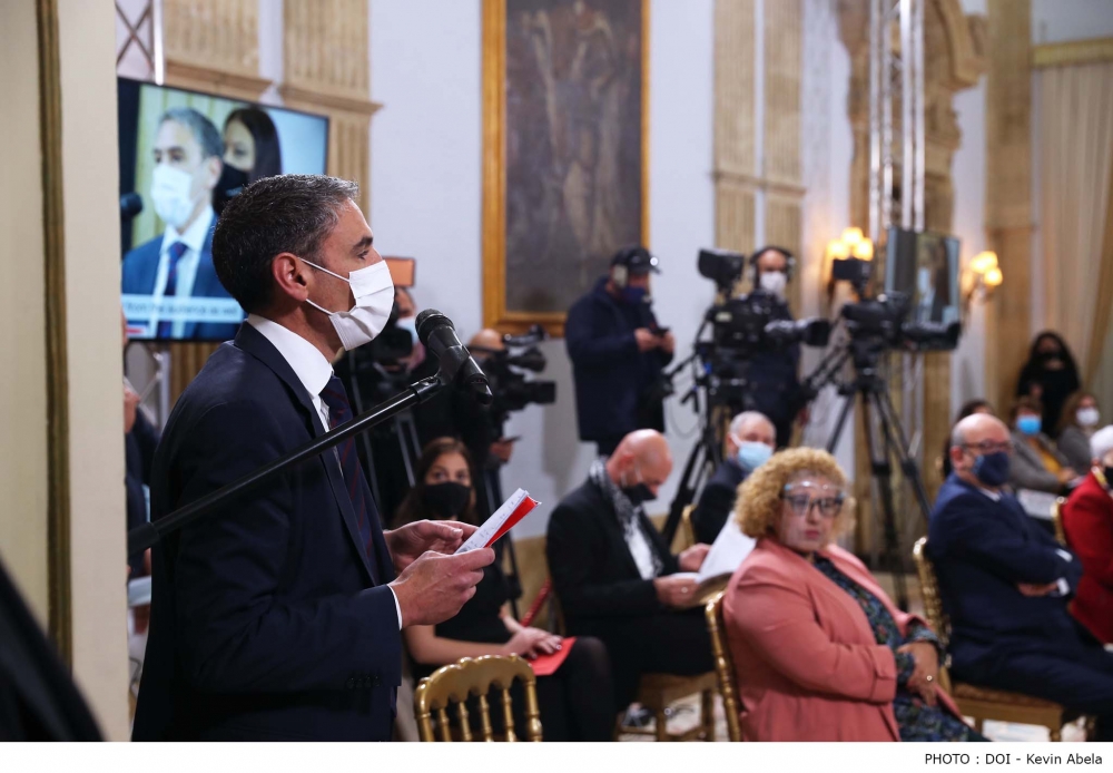 Mument mill-Konferenza.  Jitkellem Robert Aquilina minn Repubblika