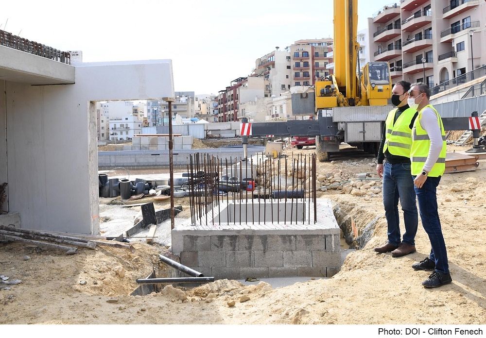 Is-Segretarju Parlamentari Clifton Grima jżur is-sit tal-proġett