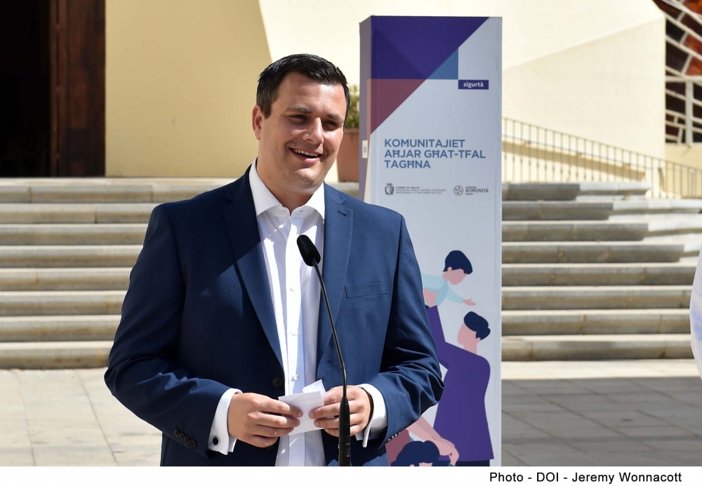 Il-Ministru Byron Camilleri