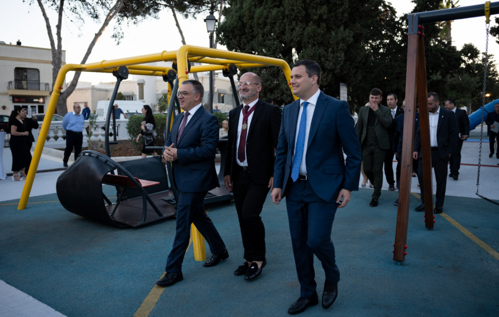 Il-Ministru Chris Bonnett, is-sindku ta' Ħal Tarxien Joseph Abela u l-Ministru Byron Camilleri (Ritratti: DOI/MHSE/MTIP)