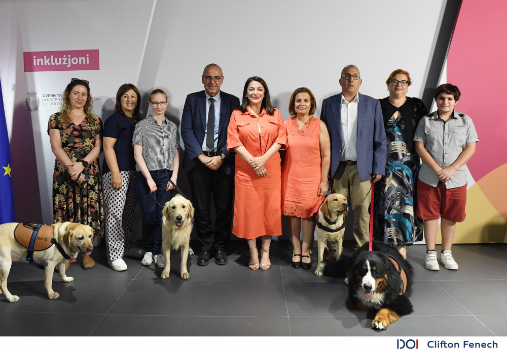 Il-Ministru Julia Farrugia Portelli fil-preżenza tad-Direttur Maniġerjali tas-Service Dogs Malta Foundation Joseph Stafrace, waqt attività li mmarkat il-bidu tal-Ġimgħa Internazzjonali tal-Klieb tal-Assistenza.