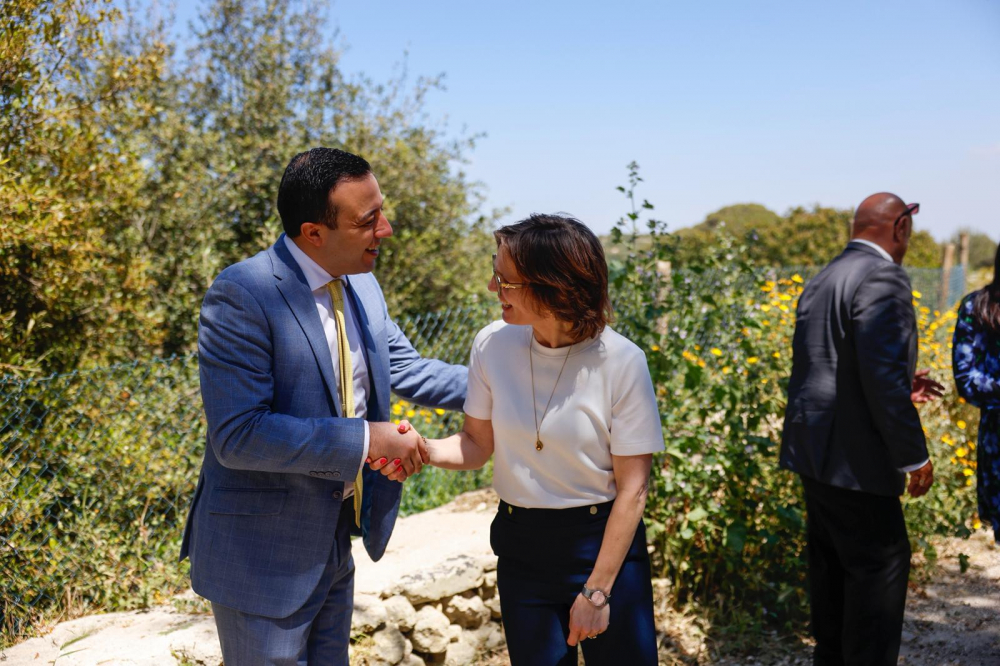 Il-Kummissarju Ewropew għall-Ambjent iżur Malta fost kritika dwar laqgħat mal-kaċċaturi
