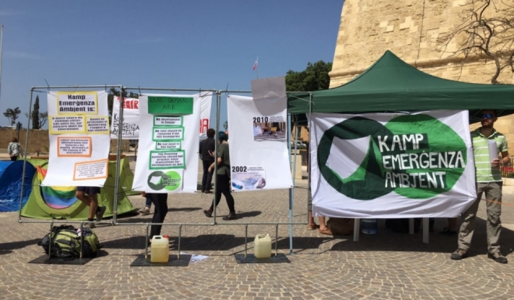 Uħud mill-affarijiet li tellgħu dawn l-attivisti quddiem Kastilja, fi protesta ambjentali